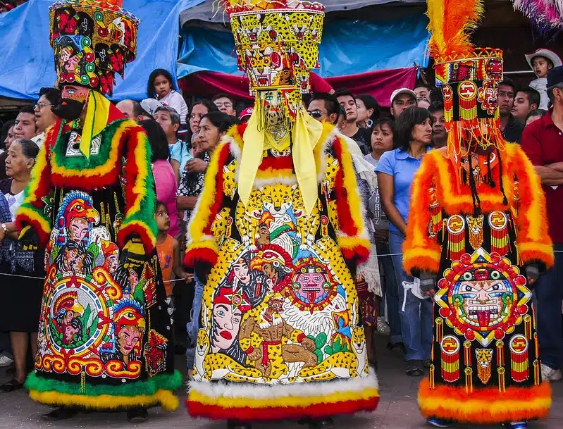 chinelos dancers