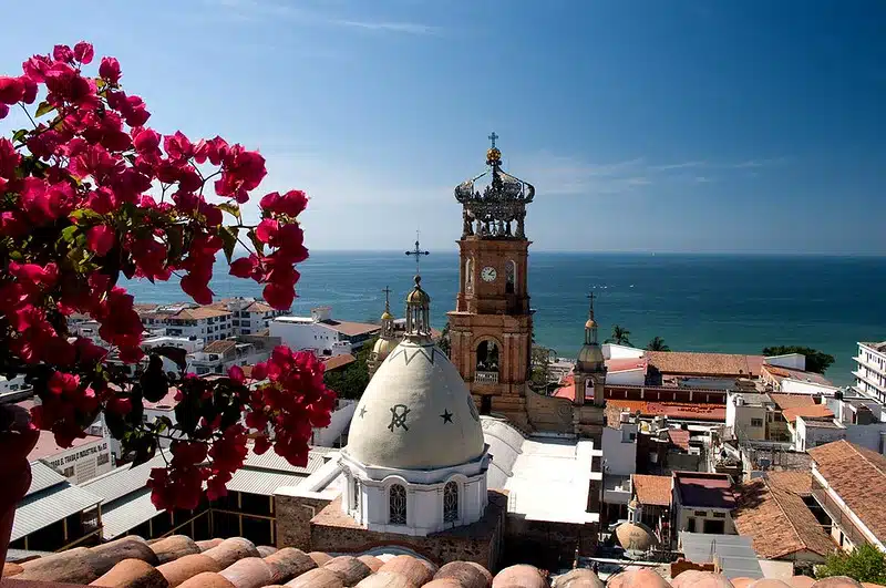 puerto-vallarta-boardwalk-church.